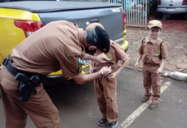 Policiais militares de Missal entregam farda infantil para crianças