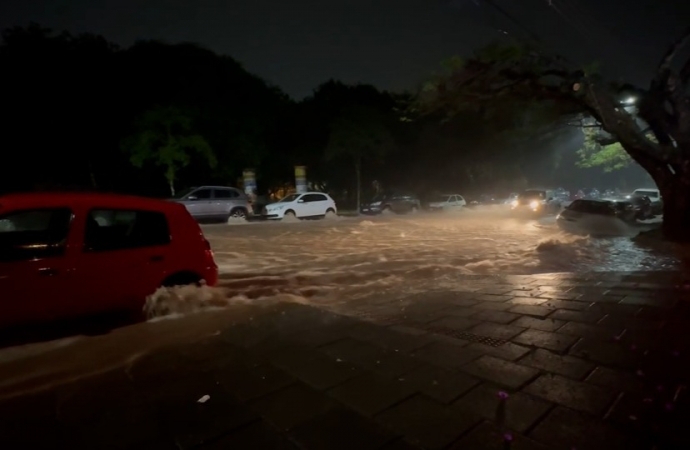 1,8 mil moradores estão sem fornecimento de luz após temporal no Oeste do PR