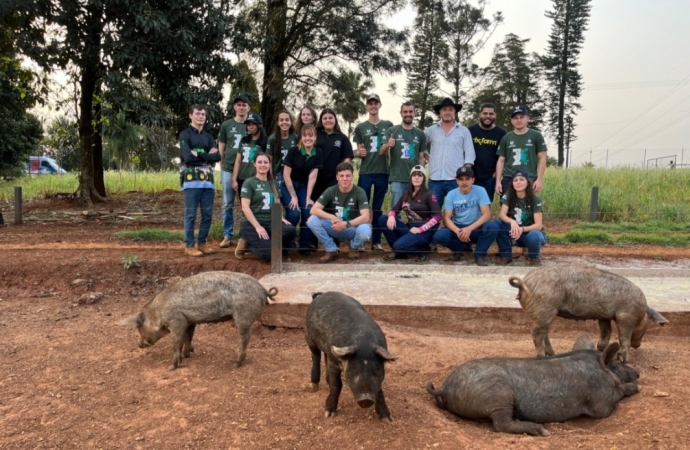 Acadêmicos de Zootecnia visitam a Fazenda Taquari, produtora da raça Porco Moura no Paraná