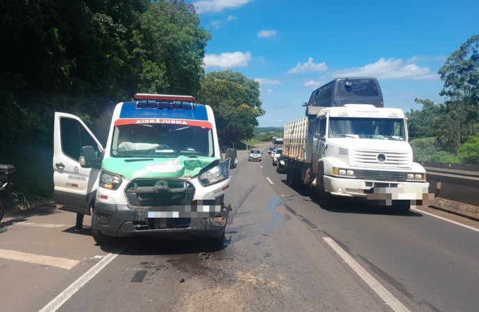 Acidente com ambulância na BR-277 deixa motorista ferido