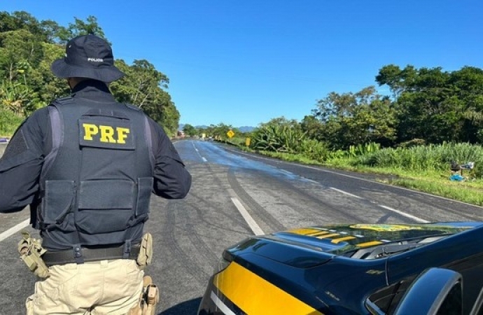 Acidente com caminhão carregado de óleo vegetal interdita totalmente a BR-277, afirma PRF