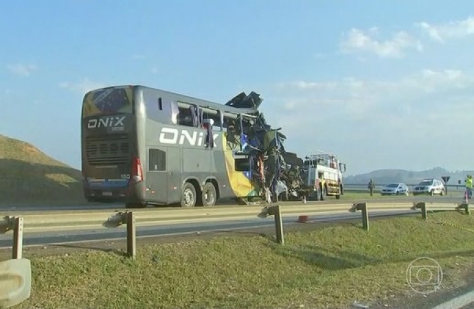 Acidente com ônibus fretado mata 10 passageiros no interior de SP