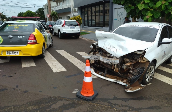 Acidente de trânsito causa susto e danos no centro de Medianeira