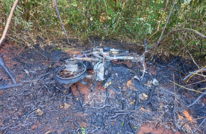 Acidente deixa jovem ferida e motocicleta pega fogo na PR 317 em Santa Helena