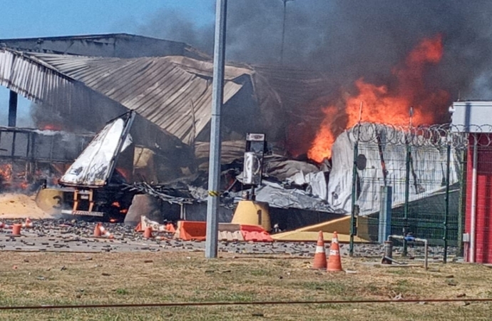 Acidente deixa três mortos e incendeia praça de pedágio em Goiás