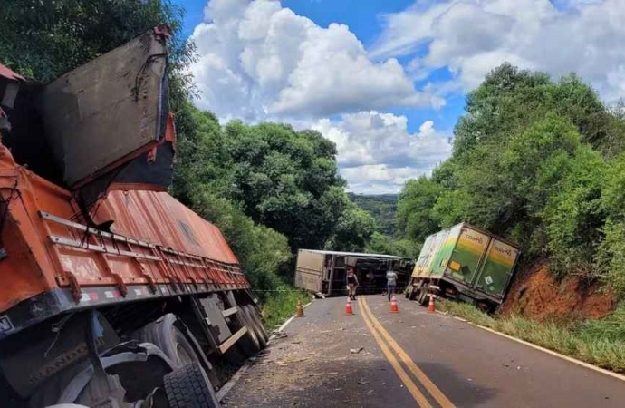 Acidente entre três caminhões e um carro deixa um ferido e interdita PR-364, em Guarapuava