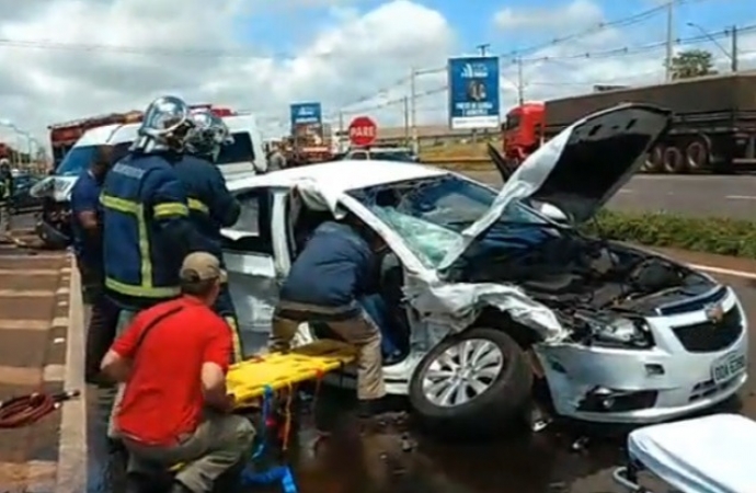 Acidente grave com van de São Miguel é registrado na BR-277 em Foz