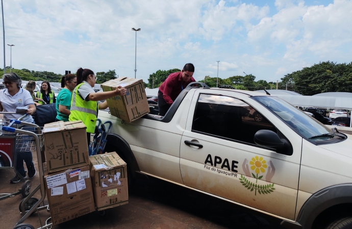 Aeroporto Internacional de Foz do Iguaçu doa mais de 500 objetos do setor de Achados e Perdidos para a Apae