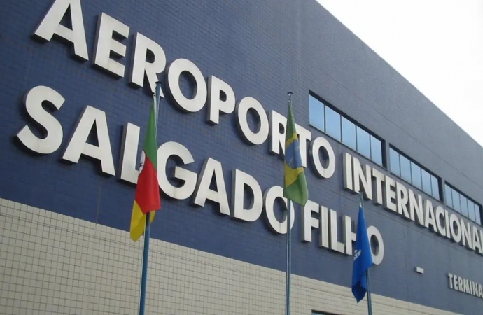 Após enchentes, Aeroporto Salgado Filho reabre nesta segunda no RS