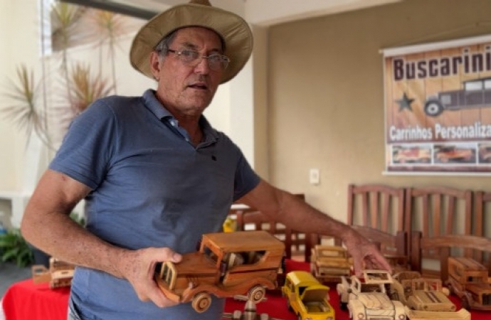 Artesão cria réplicas de carros com madeira reciclada