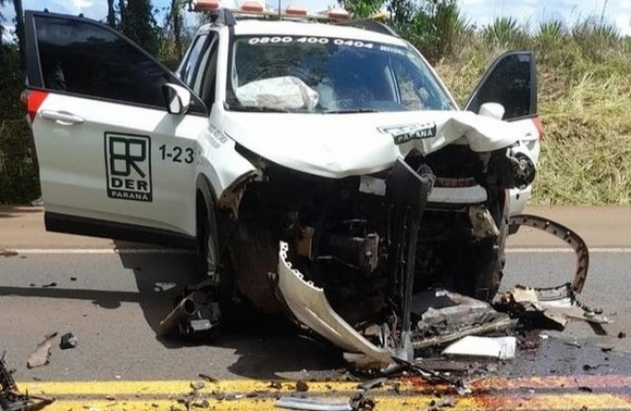 Batida frontal envolvendo carro do DER interdita rodovia do Paraná