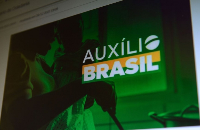 Beneficiários do Auxílio Brasil com NIS final 4 recebem nesta quarta