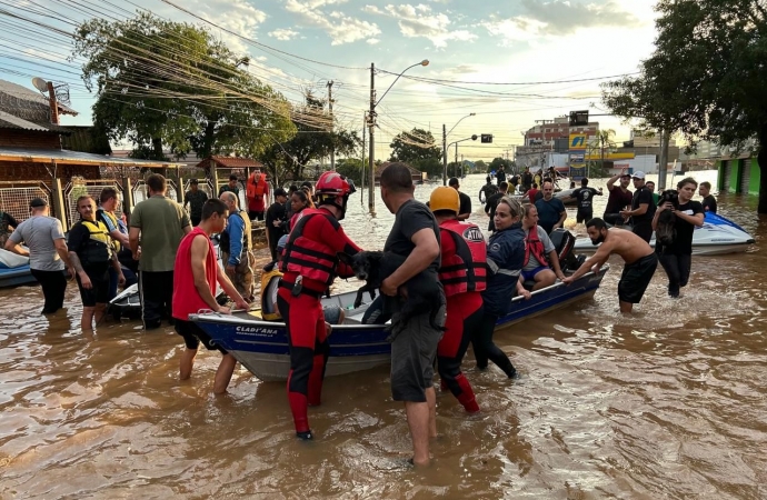 Bombeiros da Itaipu resgatam vítimas de alagamento no Rio Grande do Sul