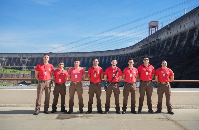 Bombeiros de Itaipu são homenageados pela Diretoria Executiva