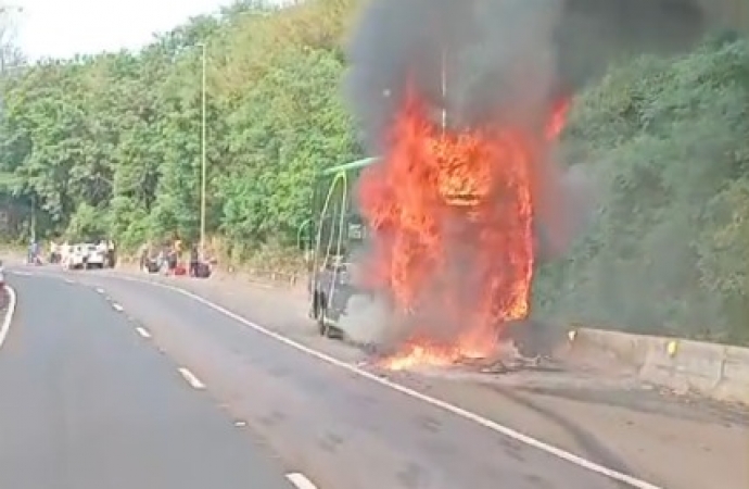 BR-277: Incêndio atinge ônibus da Princesa dos Campos em Matelândia