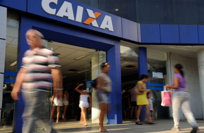 Caixa paga abono salarial para nascidos de março a junho