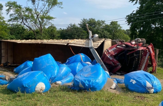 Caminhão fica destruído ao tombar no interior em Santa Helena e motorista sai ileso