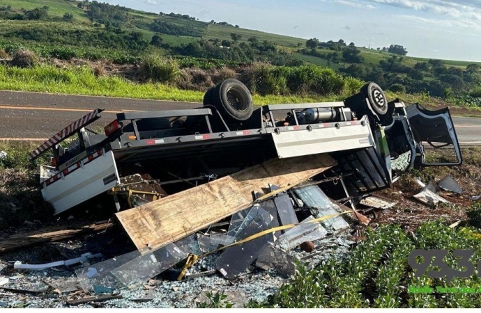 Caminhão tomba às margens da PR-488 em Diamante do Oeste e ocupantes saem ilesos