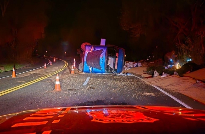 Caminhão tomba e tem carga de soja saqueada na BR 277, em Laranjeiras do Sul