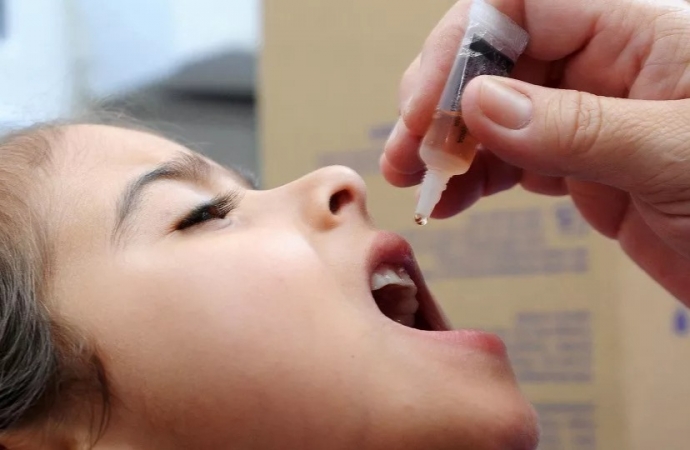 Campanha de vacinação contra a poliomielite começa na segunda-feira em todo o Paraná