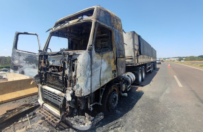 Carreta bitrem pega fogo na BR-467, em Toledo