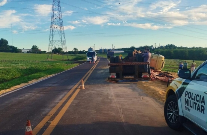 Carreta tomba na PR-488 em Vera Cruz do Oeste