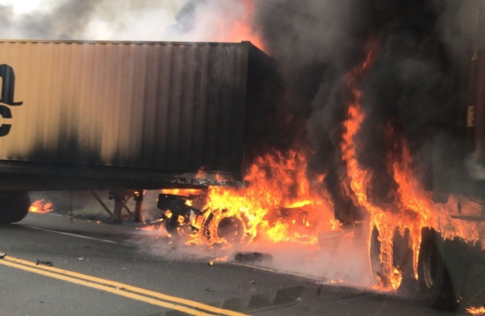 Carretas explodem e motorista morre na BR 277, em Candói