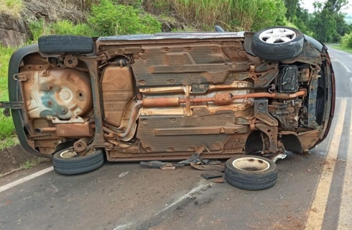 Carro tomba após roda travar em curva na PR-317 em Ouro Verde do Oeste