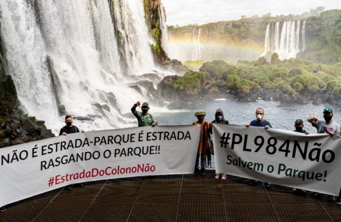 Cataratas do Iguaçu é cenário de protesto contra abertura de estrada em parque nacional