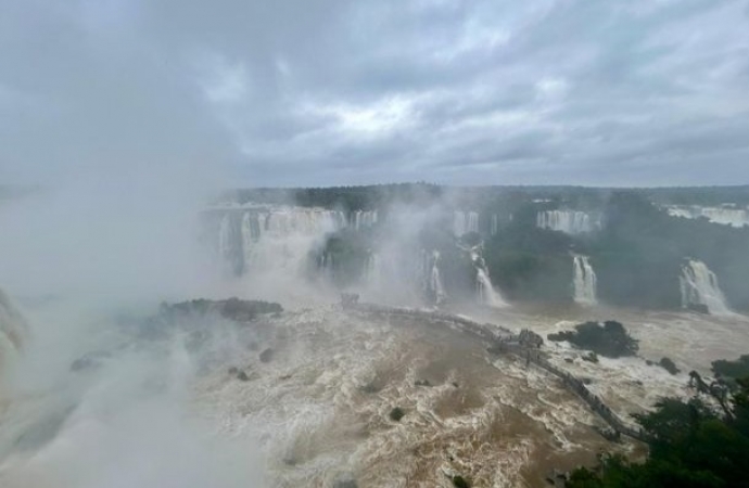 Cataratas do Iguaçu registram vazão quatro vezes maior do que o normal