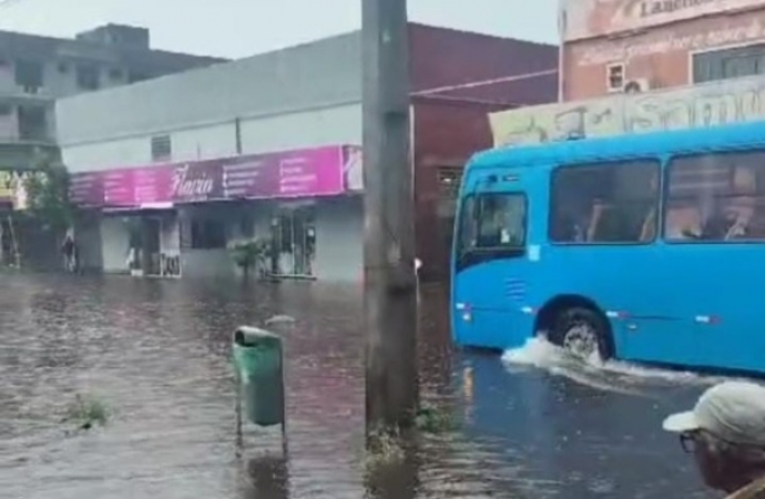 Chuva intensa provoca alagamentos em vários pontos da cidade nesta quinta (21)