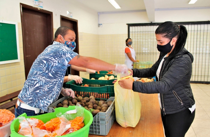 Colégios estaduais fazem nova entrega de alimentos nesta sexta-feira