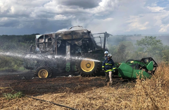 Colheitadeira é destruída pelo fogo em Coronel Vivida