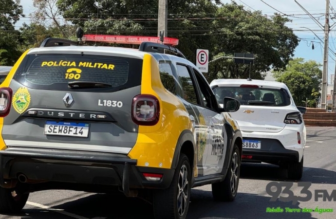 Colisão envolve carro e motocicleta no centro de Santa Helena