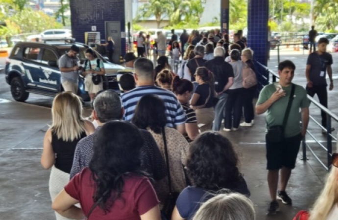 Com apenas um guichê da PF, paraguaios reclamam de fila para cruzar a fronteira