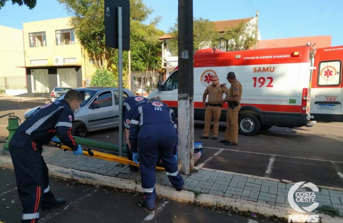 Condutora perde o controle da direção e colide em poste no centro de Santa Helena