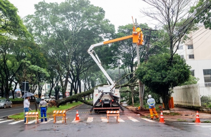 Copel trabalha para recompor rede elétrica após temporal; no Oeste cerca de 53 mil unidades estão sem luz