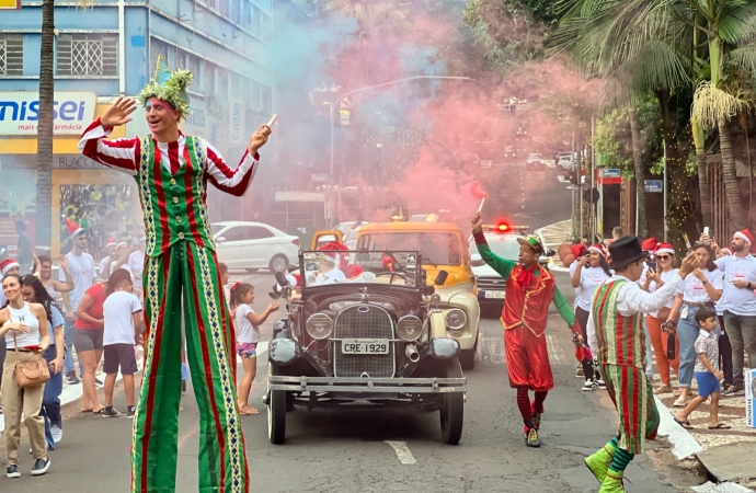 Decoração especial de Natal ilumina a Avenida Brasil em Foz