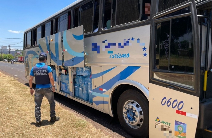 Dois Ônibus carregados com mercadorias irregulares foram retidos pela Receita Federal