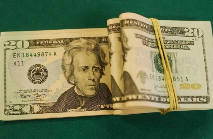 Dólar cai para R$ 5,21 e fecha no menor valor em duas semanas