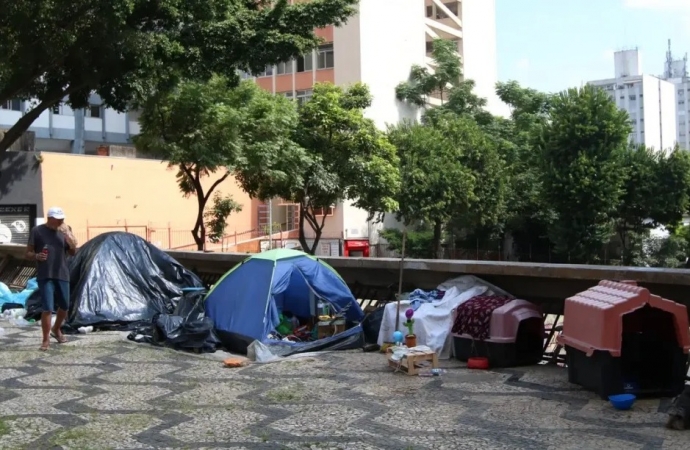 Domicílios improvisados: mais de 5 mil pessoas no Paraná moram em tendas, barracas ou até em carros