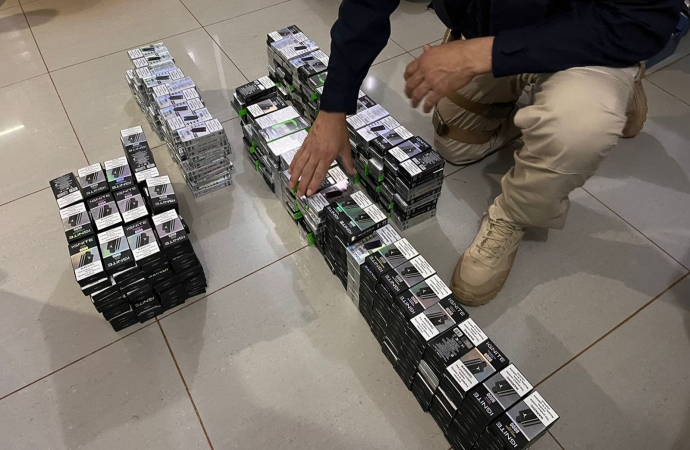 Em Céu Azul (PR), PRF apreende carga de cigarros eletrônicos contrabandeados