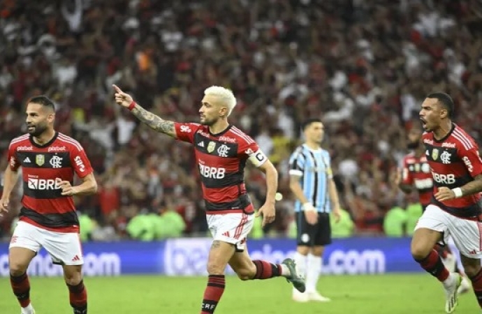 Com lei do ex e pênalti, Grêmio derrota o São Paulo pelo Brasileirão -  Lance!