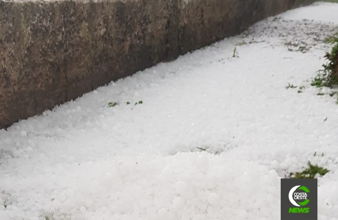 Forte chuva de granizo toma conta de Curitiba e região metropolitana