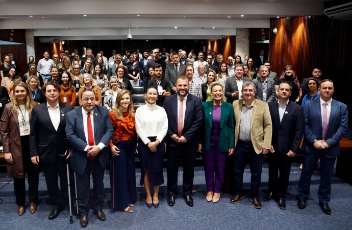 Governo do Paraná lança programa que garante fraldas e absorventes a crianças e adolescentes