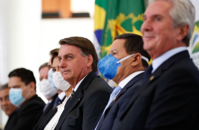 Governo negocia novo auxílio aos informais, afirma Bolsonaro