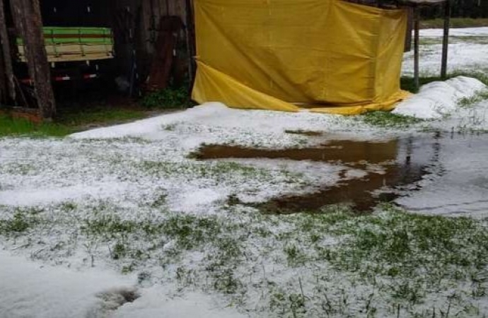 Granizo forte atinge cidades no interior do Paraná; vídeos