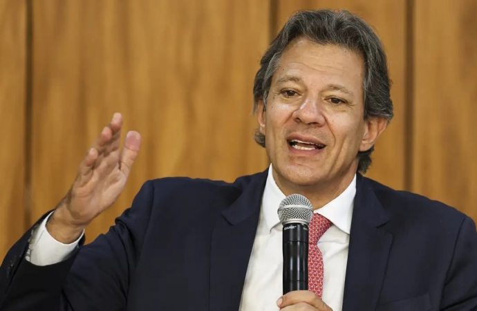 Haddad anuncia isenção de IR para quem ganha até R$ 5 mil