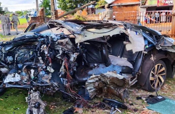 Homem morre após ser ejetado de veículo em batida violenta no Paraná; carro ficou destruído