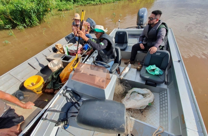 IAT apreende material proibido e aplica multas por pesca ilegal no Rio Paraná